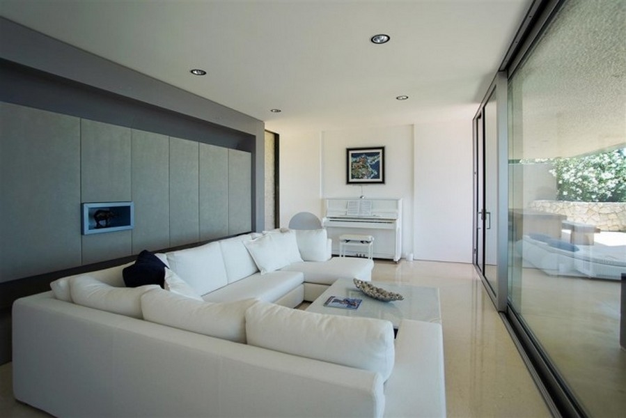 Veľká izba s oknom a krásnym výhľadom na more