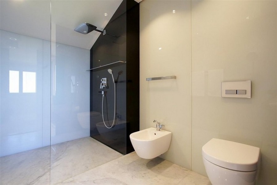 Veľké a moderné kúpeľne s dažďovou sprchou
