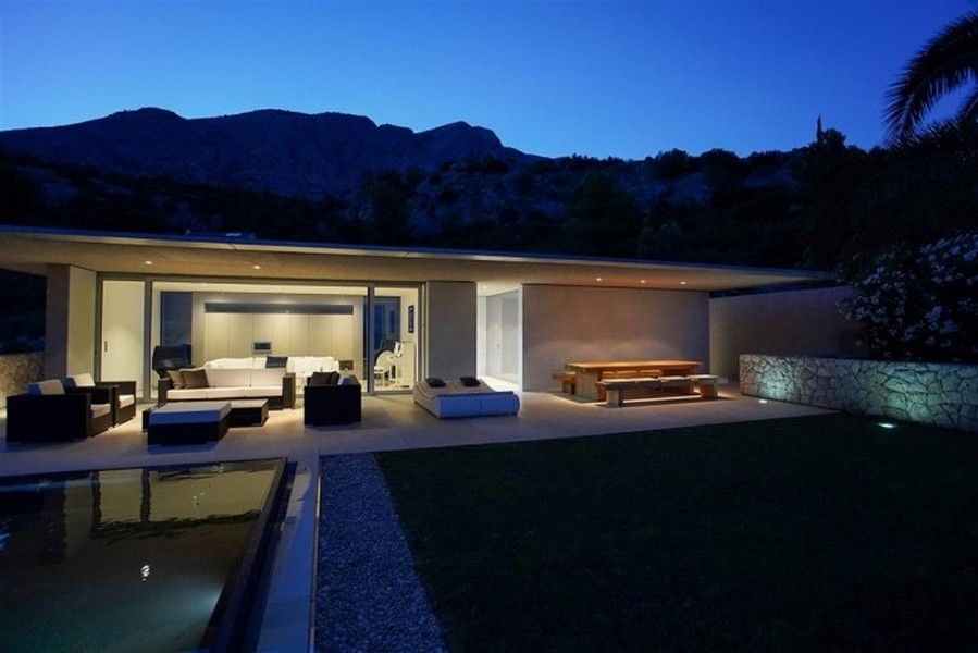 Letný dom s bazénom s nekonečným okrajom a výhľadom na more