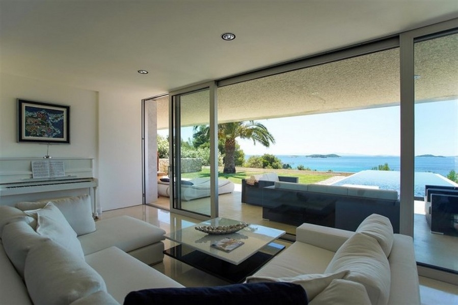 Svetlá obývacia izba s veľkými oknami