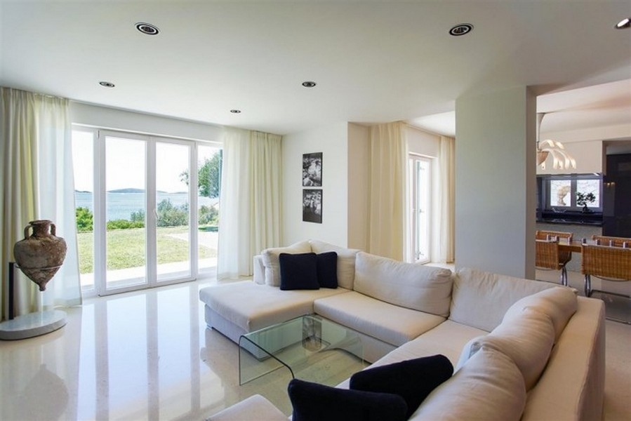 Svetlé a otvorené izby s nábytkom