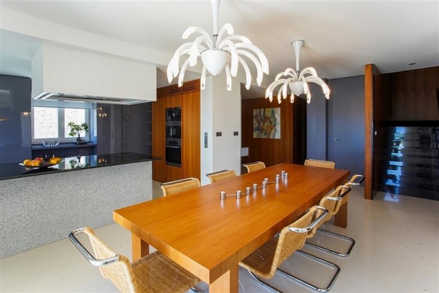 Veľký a svetlý jedálenský kút s dostatkom priestoru