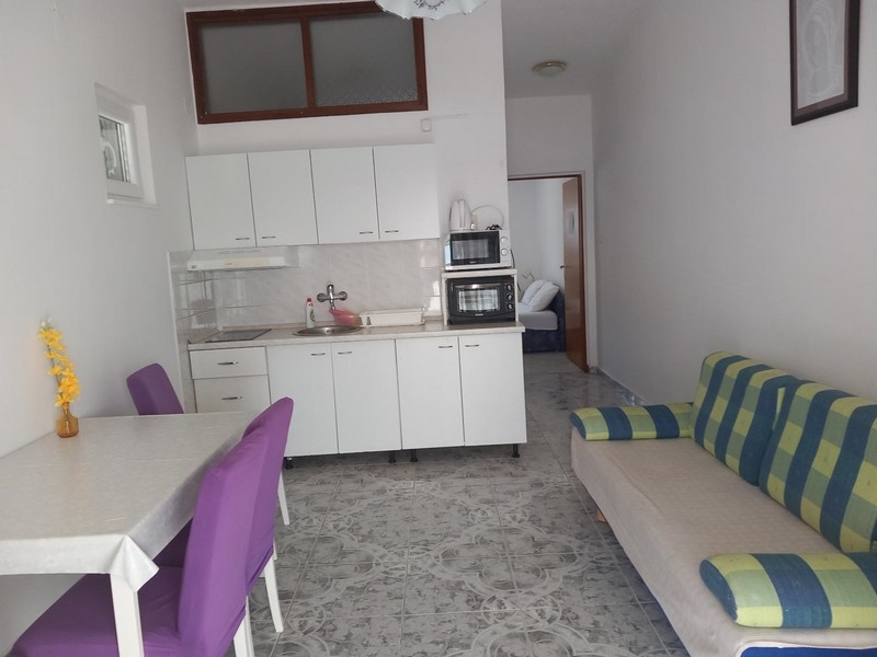 Kuchyňa s obývacím priestorom a balkónom v Kustići, ostrov Pag - Kvarnerský záliv