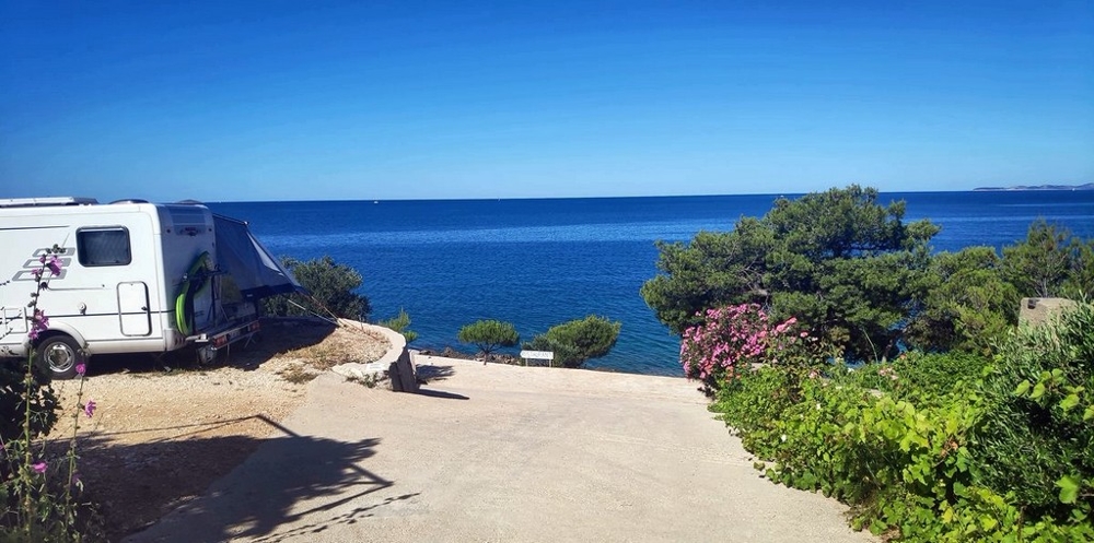 Výhľad na more z pozemku domu H2634, ktorý sa predáva v Chorvátsku v prvom rade pri mori.