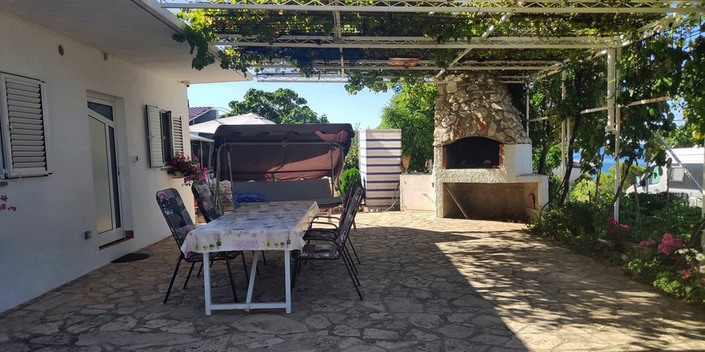 Terasa s krytým jedálenským kútom a grilom.