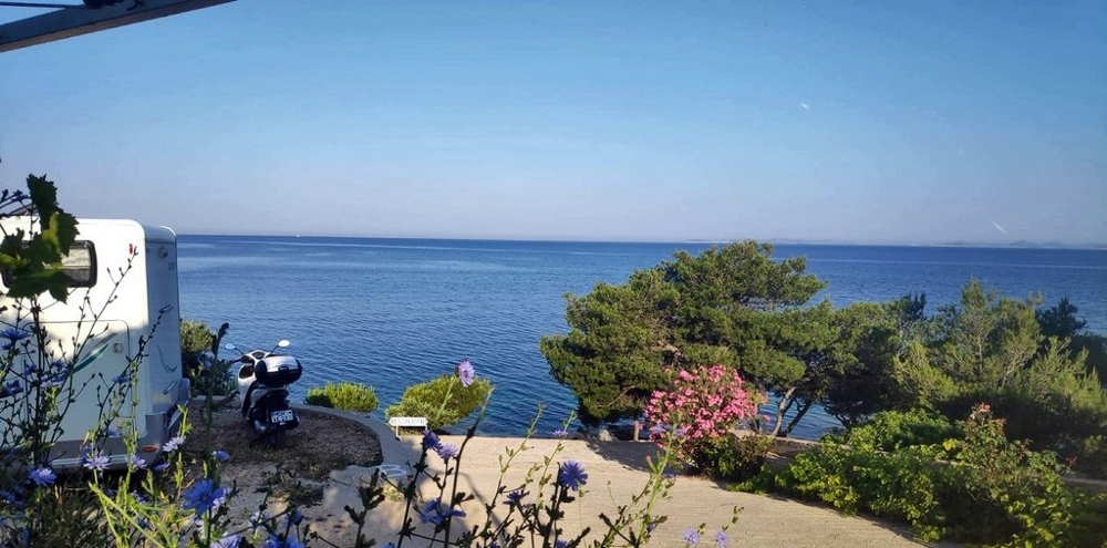 Výhľad na more z domu H2634 v Primoštene, Chorvátsko.