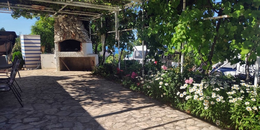 Dojmy stredomorskej terasy s grilom.