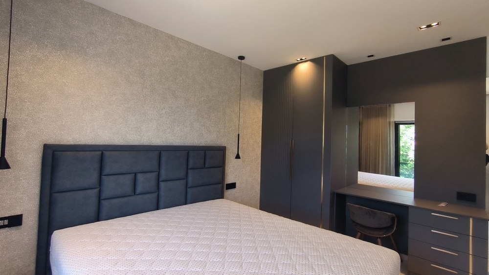 Spálňa s veľkou posteľou a moderným dizajnom