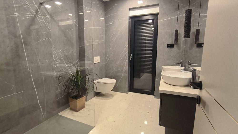 Priestranná kúpeľňa so sprchovacím kútom a dvojitým umývadlom