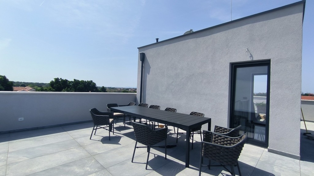 Strešná terasa s veľkým jedálenským stolom a výhľadom