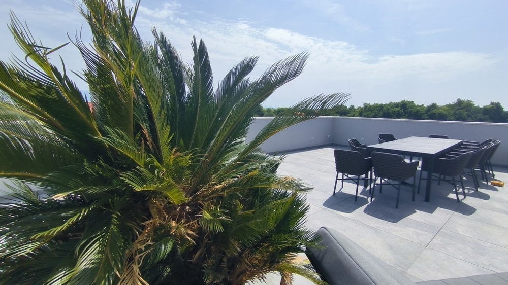 Strešná terasa s posedením a palmami