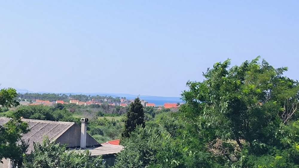 Výhľad zo strešnej terasy na more a krajinu