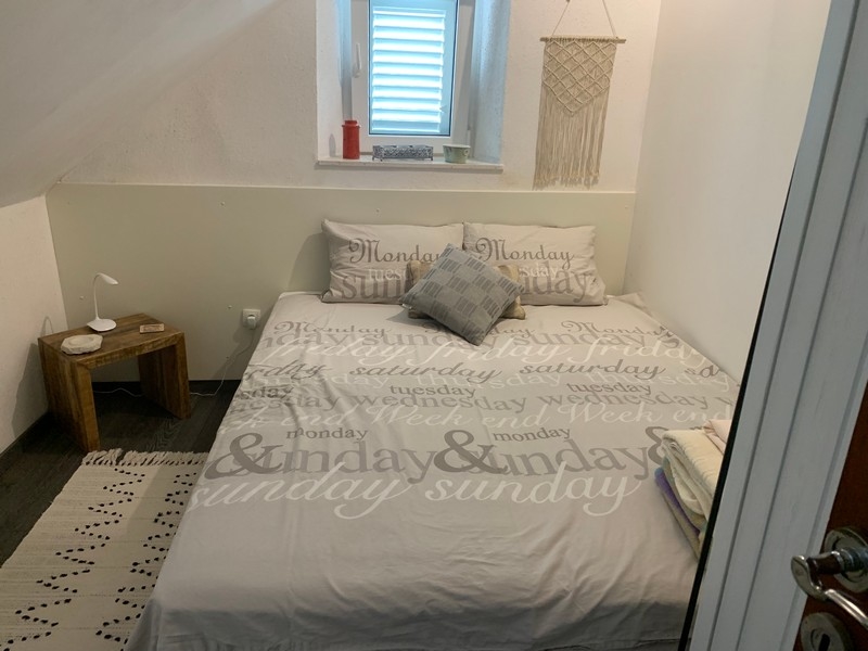 Spálňa s oknom a nábytkom