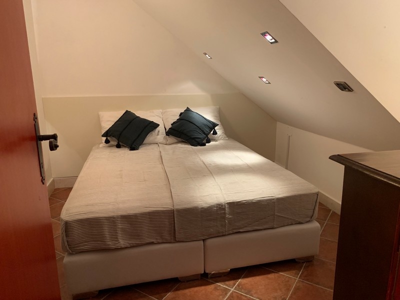 Spálne s manželskou posteľou a osvetlením