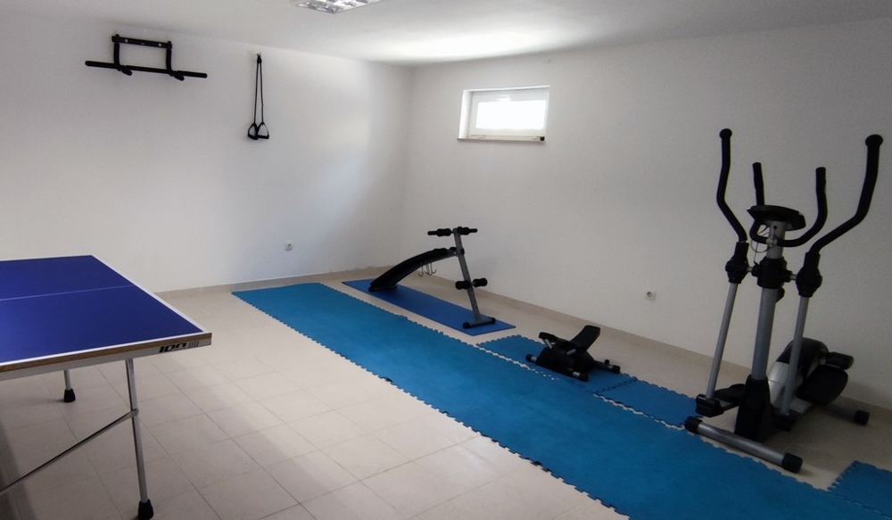 Posilňovňa so stolným tenisom