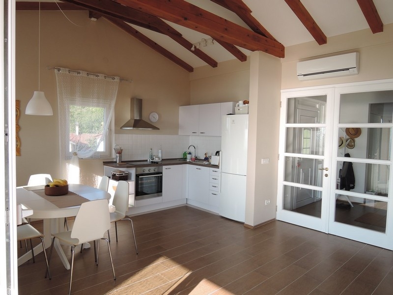 Svetlá a otvorená kuchyňa s jedálenským kútom a veľkou obývacou izbou