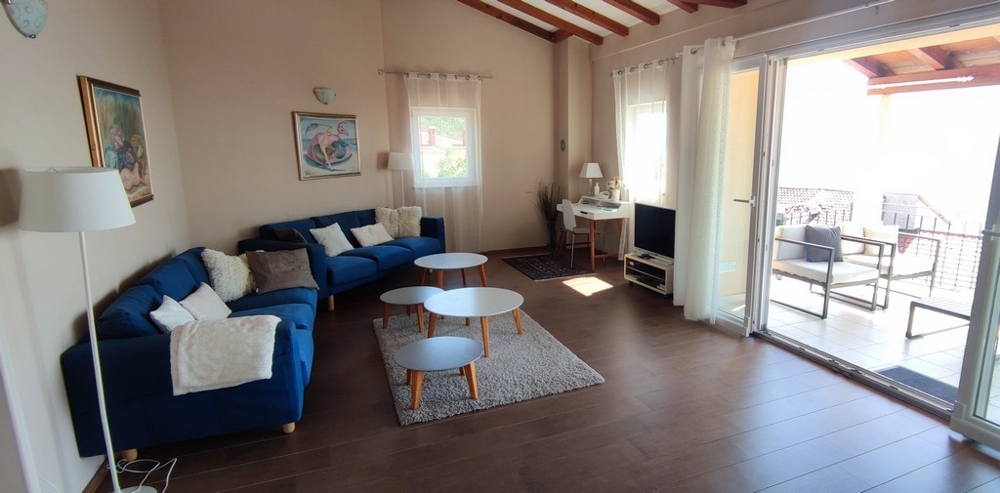 Priestranná obývacia izba s prístupom na terasu s výhľadom na more - H2644