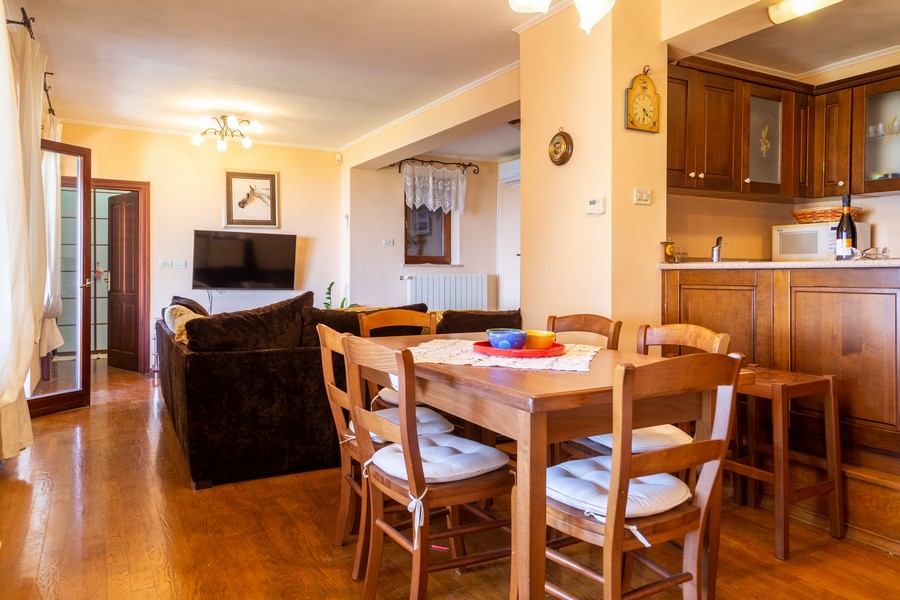 Jedálenský kút a kuchyňa vo vidieckom štýle s čerešňovým drevom.