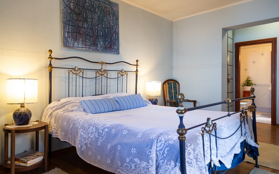 Spálňa s pohodlnou manželskou posteľou.