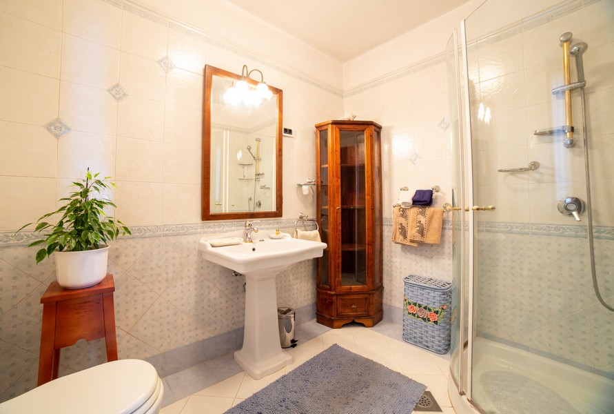 Kúpeľňa so sprchovacím kútom vo vile H2645.