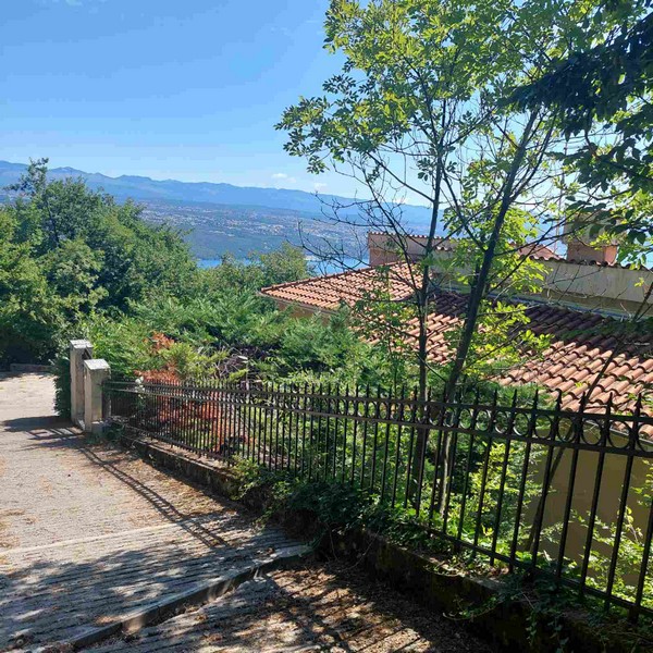 Klimatizovaný a krásne zariadený obývací priestor s prístupom na terasu.