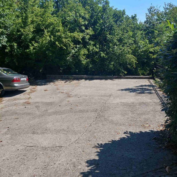 Parkovacie miesta mimo vily.