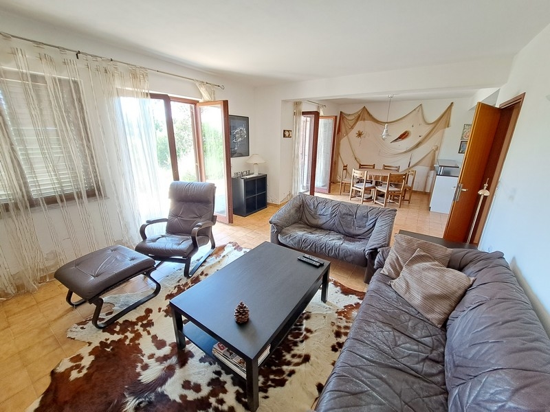 Obytná časť na prízemí domu.