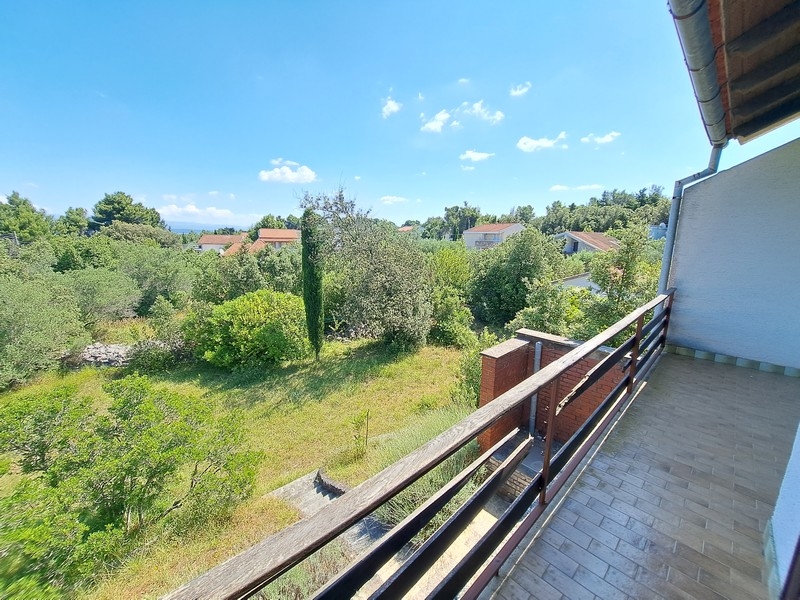 Výhľad z balkóna do zelene na more.