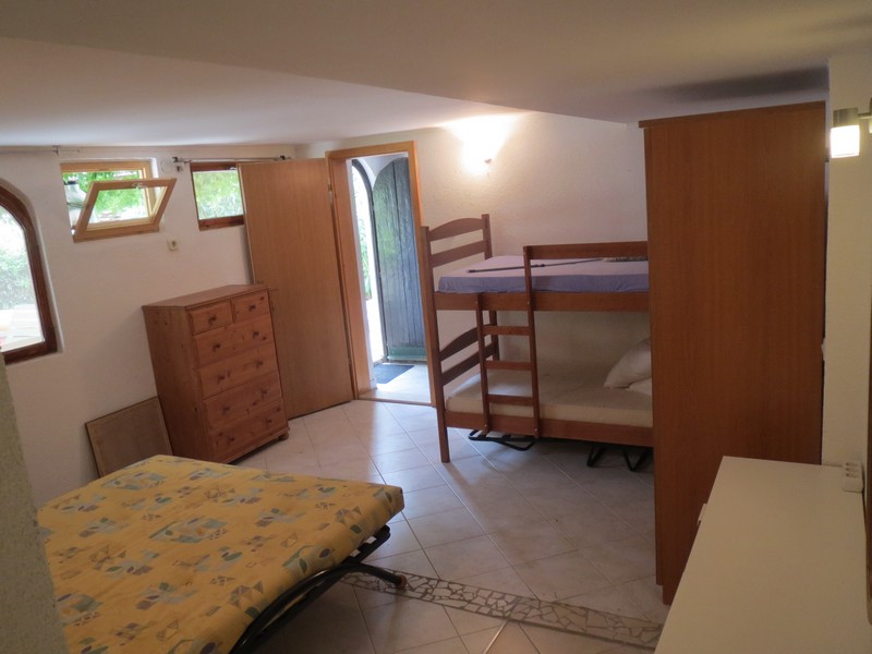 Spálňa s výhľadom von.