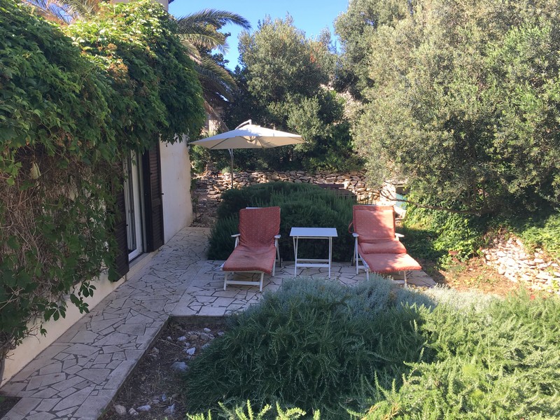 Terasa objektu H2653 v blízkosti mora na Pelješaci v Chorvátsku - Panorama Skauting.