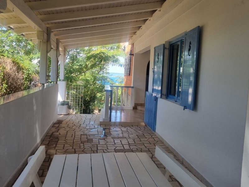 Terasa so stredomorskými prvkami nehnuteľnosti H2664, ktorá sa predáva v Chorvátsku.