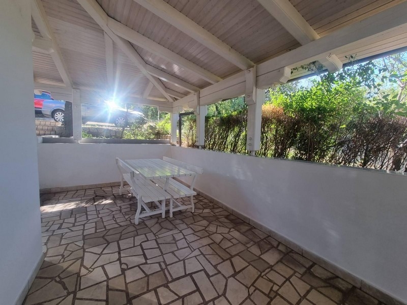 Krytá terasa stredomorskej nehnuteľnosti H2664 v Chorvátsku neďaleko mesta Novi Vinodolski.