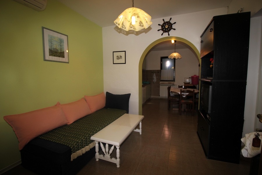 Obývacia časť s gaučom.