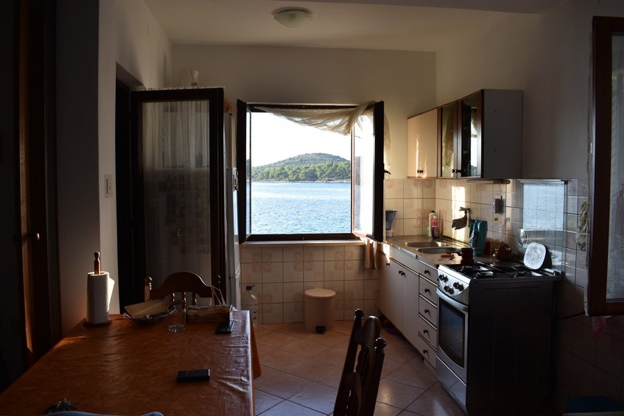 Výhľad na more z kuchyne nehnuteľnosti H2675 v Chorvátsku.