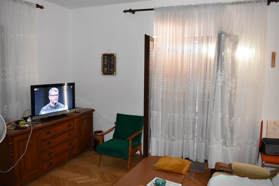 Obývacia časť s TV.