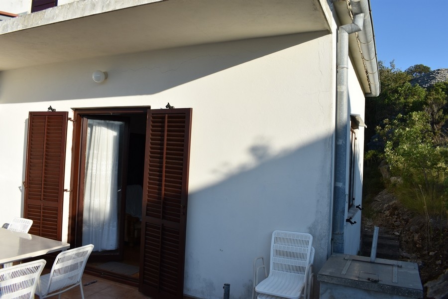 Terasa a fasáda domu na ostrove Iž, Chorvátsko.