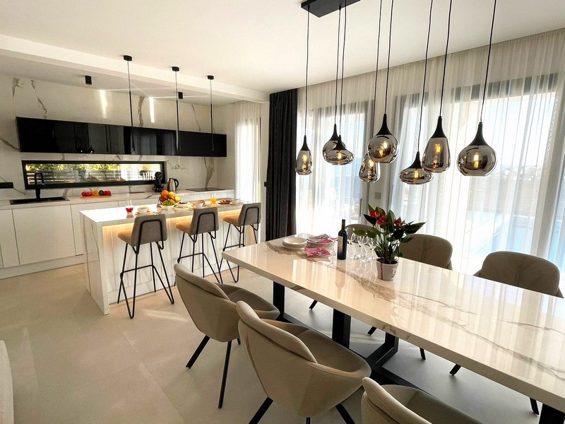 Jedálenský kút a kuchyňa.