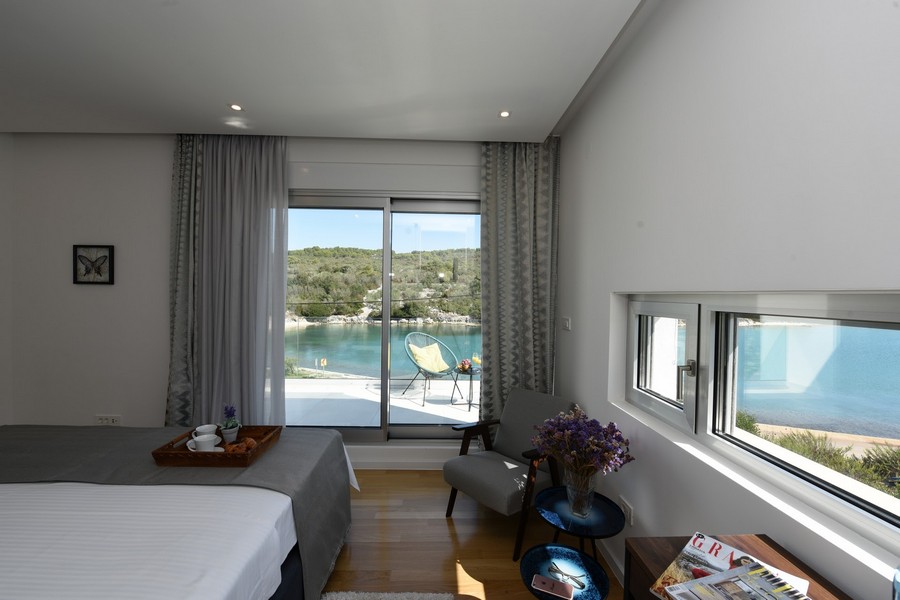 Spálňa s výhľadom na more nehnuteľnosti H2681 v Chorvátsku.