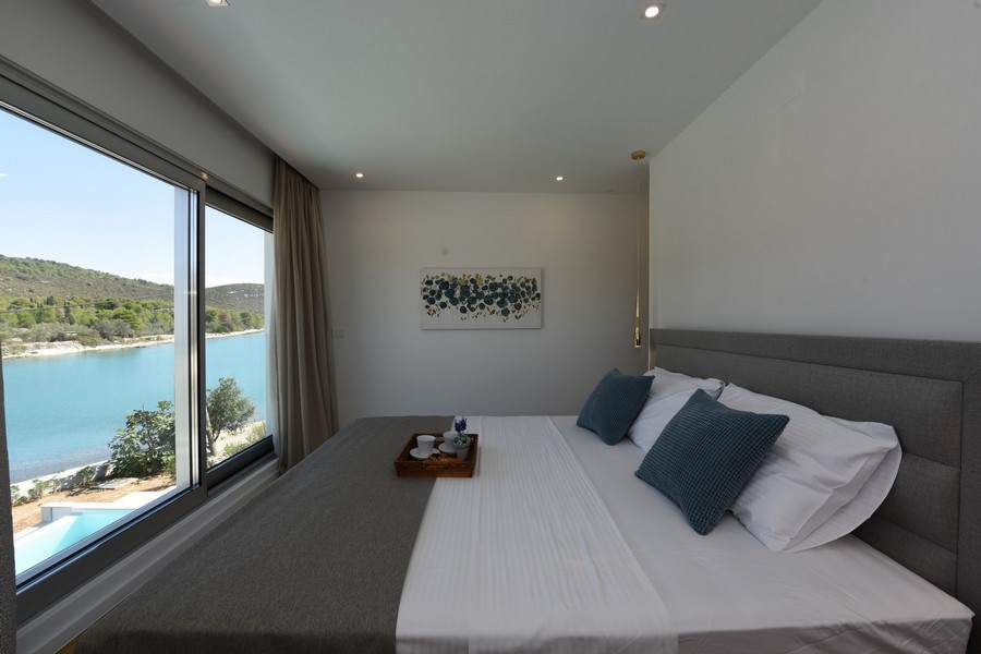 Spálňa s výhľadom na malebnú zátoku na ostrove Ugljan v Chorvátsku.