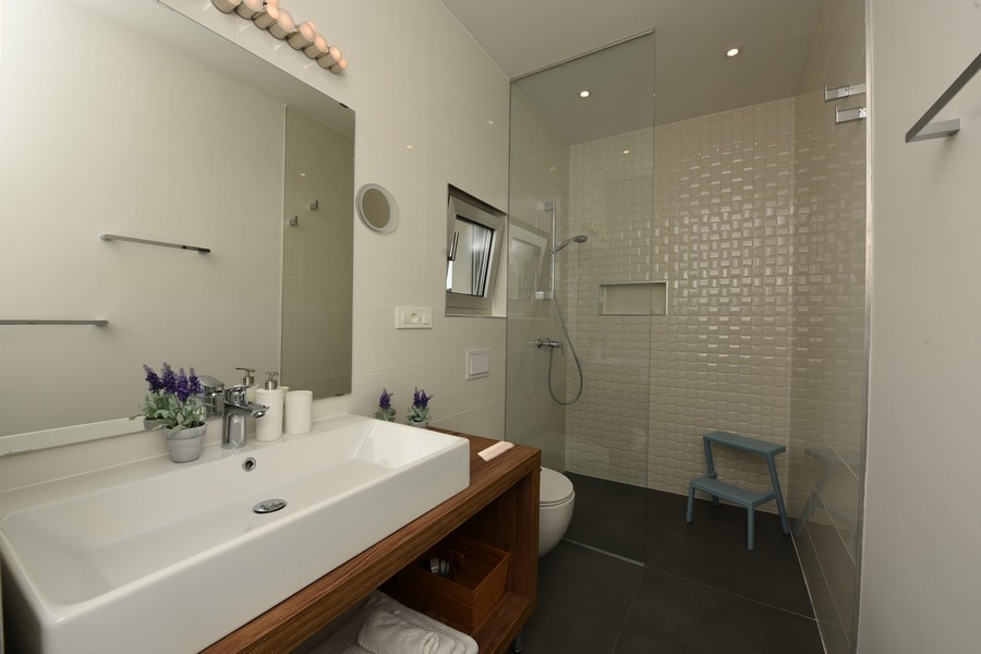 Moderná kúpeľňa.