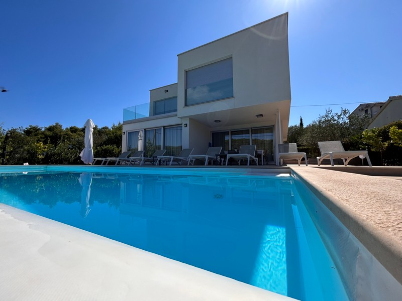 Bazén vily H2681, ktorá je na predaj v Chorvátsku na ostrove Ugljan.