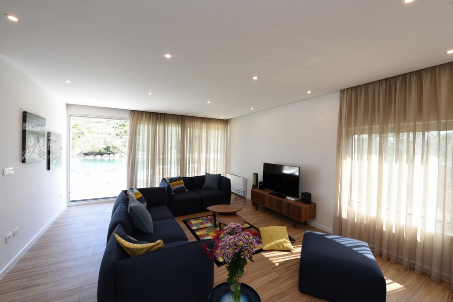 Obývacia izba s elegantným nábytkom v interiéri vily.