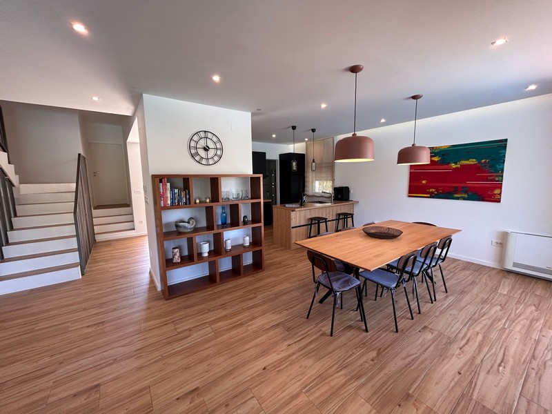 Moderná obývacia izba s kvalitnými parketami.