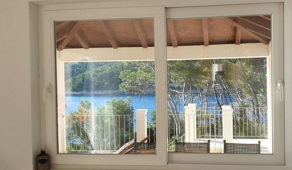 Výhľad na more z kuchynského okna.