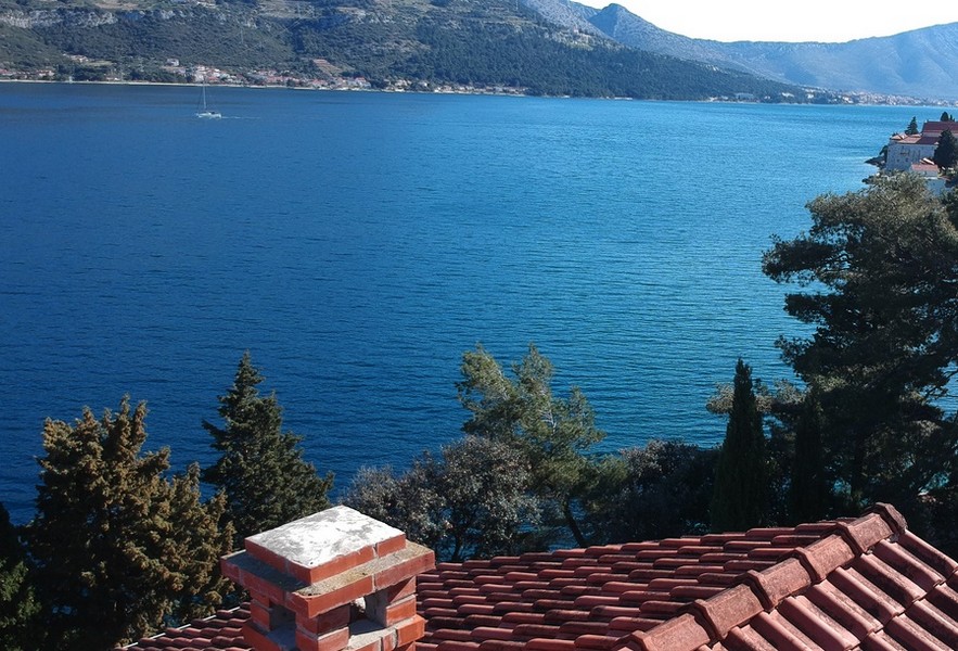 Výhľad na more z podkrovia domu H2685, ostrov Korčula, Chorvátsko.