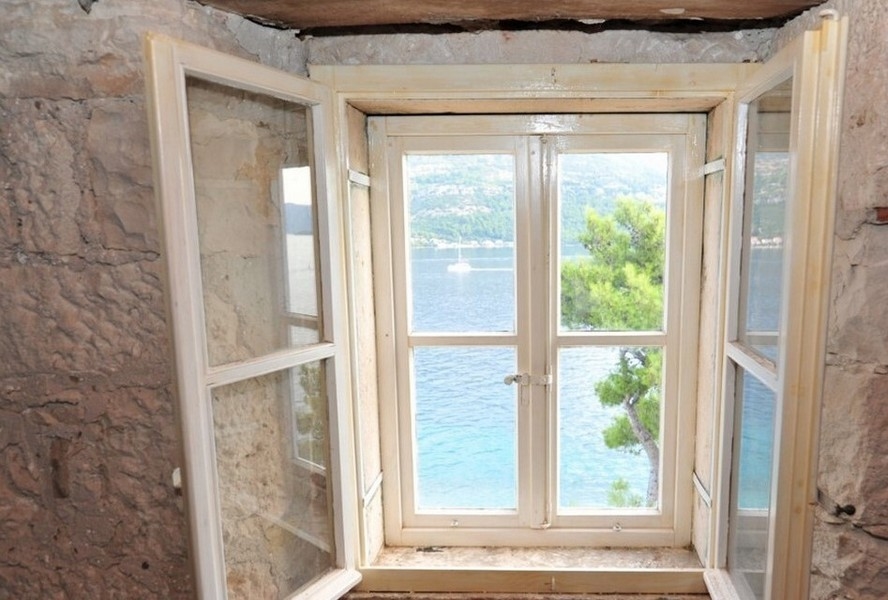 Výhľad na more zo starého mestského domu H2688 na ostrove Korčula v Chorvátsku - Panorama Skauting.