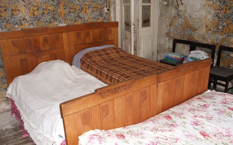 Spálňa starého mestského domu v Chorvátsku H2688 v Korčule.