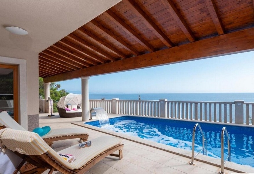 Terasa s bazénom objektu H2689 v Chorvátsku.