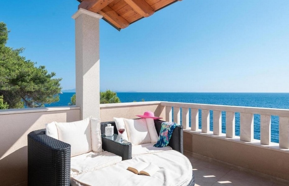 Terasa s panoramatickým výhľadom na more v Chorvátsku.