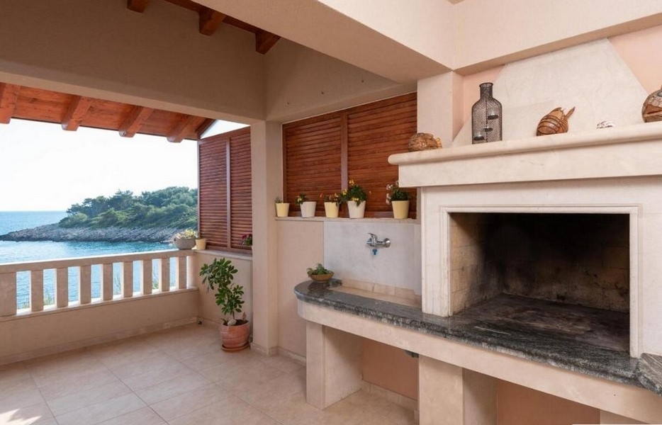 Gril na pozemku H2689 - nehnuteľnosti pri mori na Korčule v Chorvátsku.